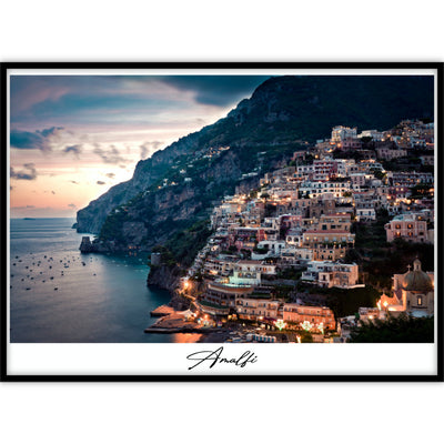 Ingelijste fotoposter van een uitzicht over de betoverende Amalfi kust in warme kleurtinten.