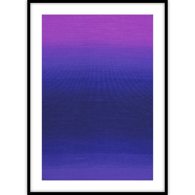 Ingelijste grafische poster van veel verschillende tinten paars die samen de zonsondergang voorstellen.