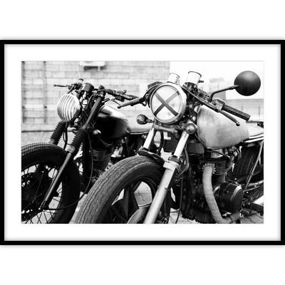 Ingelijste poster met een vintage foto van twee stoere motoren in zwart-witte kleurtinten.
