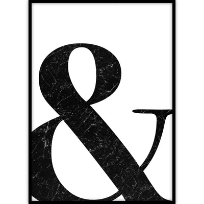 Een ingelijste grafische poster van een ampersand uit zwart marmer op een witte achtergrond.