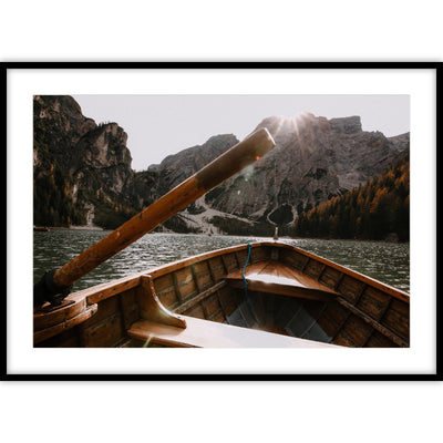 Poster met foto van een bergmeer en bergtoppen genomen vanuit een roeiboot.