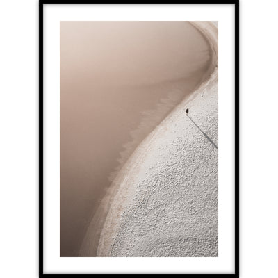 Ingelijste poster met een artistieke foto van een strand in wit en aardse tinten.