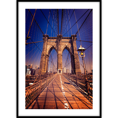 Een ingelijste poster met foto van de Brooklyn Bridge genomen tijdens de zonsopgang.