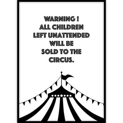 Een ingelijste grafische poster met een humoristische waarschuwing voor loslopende kinderen.