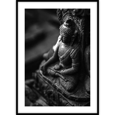 Poster van een zittend boeddhabeeld in zwart-wit.