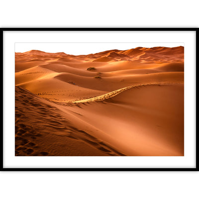 Ingelijste wall art van zandduinen tegen de horizon van een woestijn.