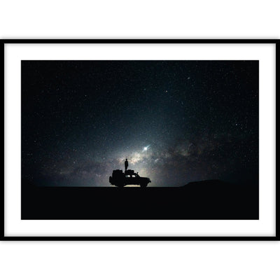 Ingelijste poster van een donkere hemel met verschillende sterren en planeten en op de voorgrond een persoon.