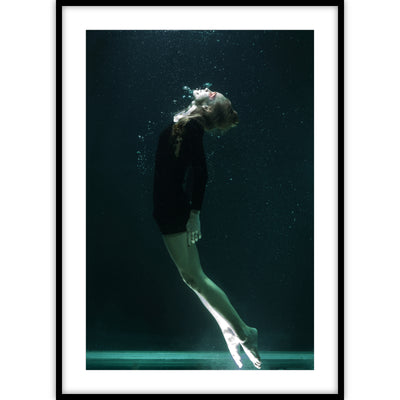 Wall art poster van een vrouw onderwater met kleding aan.