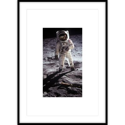Ingelijste poster van de eerste maanlanding door Neil Armstrong.