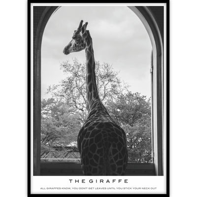 Ingelijste zwart-wit poster waarop een nieuwsgierige giraffe vanuit het raam naar buiten kijkt.