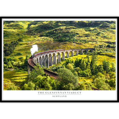 Het Glenfinnan viaduct in Schotland waar een stoomtrein overheen rijdt gedrukt op ingelijste poster.