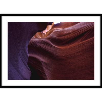 Poster van rotsen in de grand canyon waar paars licht op valt.