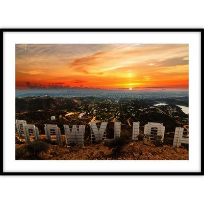 Een poster met een uitzicht over Hollywood tijdens de zonsondergang met op de voorgrond de Hollywood letters.