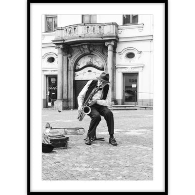 Ingelijste poster van een muzikant die saxofoon speelt op straat.