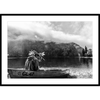 Een poster met een foto van een man die zijn dreads rondzwaait terwijl hij in een boot in een bergmeer zit.