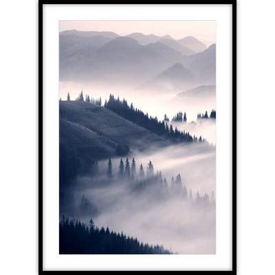 Een poster van een uitzicht over een berglandschap gehuld in dichte mist.