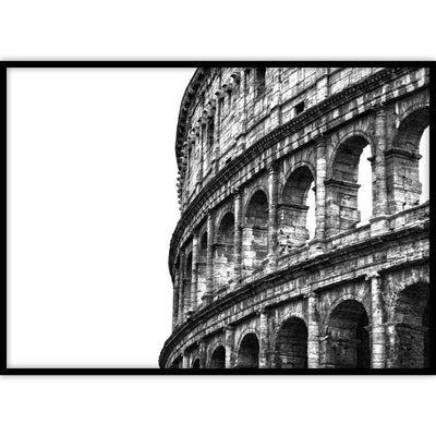 Ingelijste poster met een zwart-wit foto van een close-up van het Colosseum in Rome.