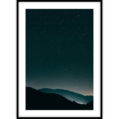 Een poster met een heldere donkerblauwe sterrenhemel boven de bergen.