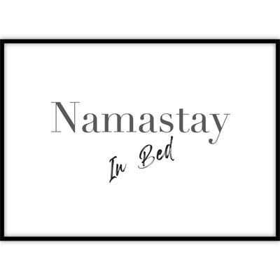 Een van de populaire woordenboek posters met de betekenis van ‘Namastay in Bed’ in een lijst.