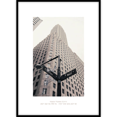 Ingelijste poster van een gebouw in New York op de kruising tussen Wall street en Broadway.