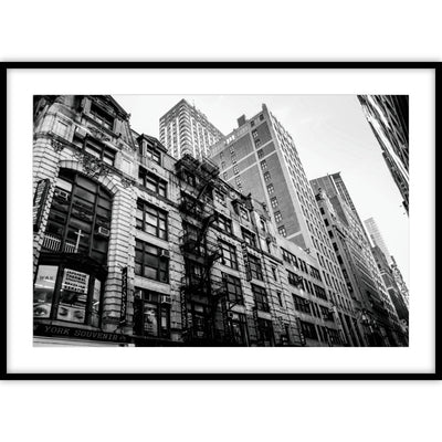 Een poster met een vintage foto van een straat in New York, afgebeeld in zwart-wit tinten.