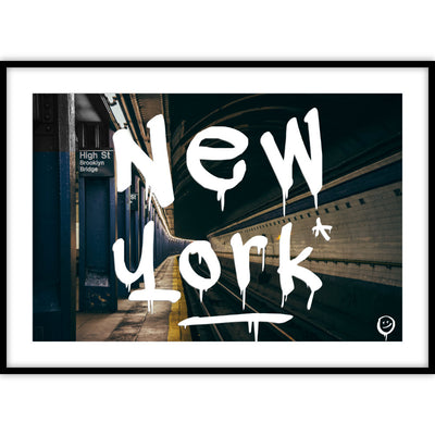 Ingelijste poster van een metrostation in New York met Graffiti er overheen.