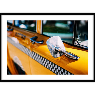 Ingelijste poster met een foto van een close-up van de zijspiegel van een gele New York taxi.