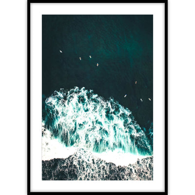 Een poster met een foto van een groenblauwe zee met wilde golven.