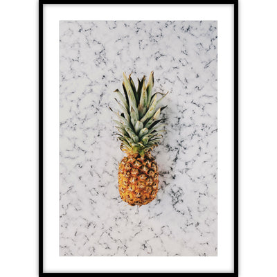 Een poster met een ananas met een achtergrond van lichtgrijs marmer.