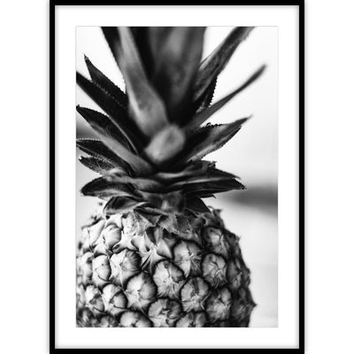 Een ingelijste poster met een close-up van een ananas in zwart-witte kleuren.