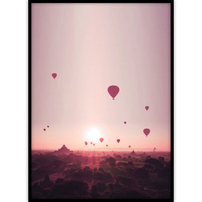 Ingelijste poster van een luchtballon tijdens zonsondergang.