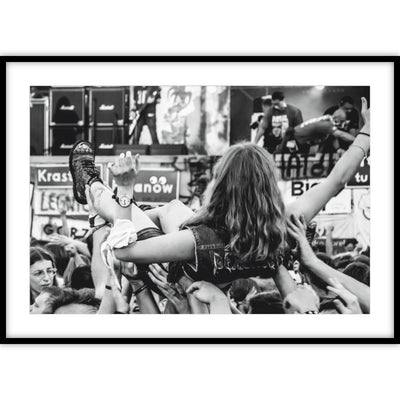Poster met een vintage zwart-wit foto van een crowd surfende bezoeker van een festival in de jaren 70 dat lijkt op Woodstock.