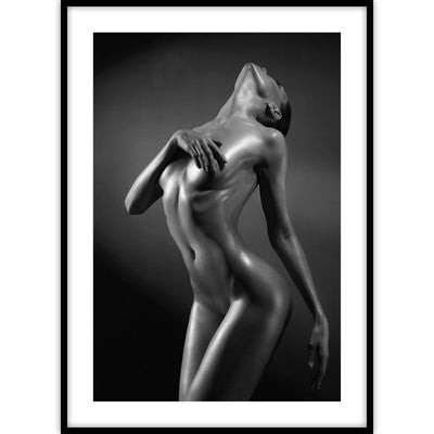 Een ingelijste poster met een zwart-wit foto van een naakte vrouw die op een sierlijke manier haar lichaam bedekt.