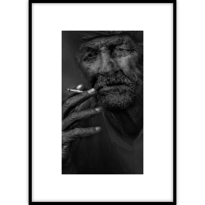 Een ingelijste poster met een portret van een oudere man die peinzend een sigaret rookt in zwart-wit kleurtinten.