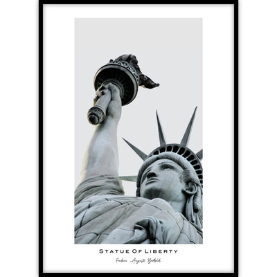 Gedetailleerde poster van het vrijheidsbeeld van onderaf gefotografeerd en gedetailleerd in beeld.