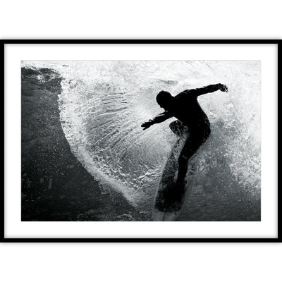 Ingelijste zwart-wit poster van een surfer die een scherpe bocht maakt op een golf.