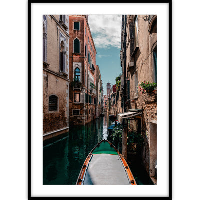 Poster met foto van een bootje in een smal kanaal tussen de huizen in Venetië.