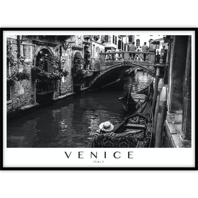 Ingelijste zwart-wit poster van een gondel op het water in Venetië.