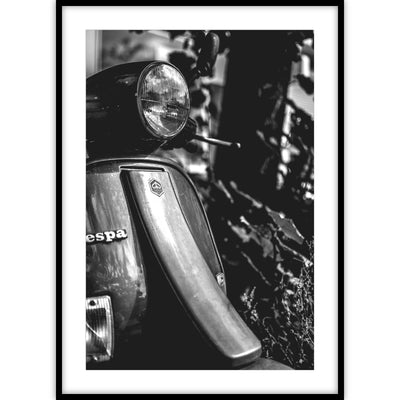 Een ingelijste vintage poster van een retro Vespa scooter in zwart-wit kleuren.