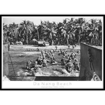 Ingelijste zwart-wit poster van Amerikaanse soldaten die aankomen op Da Nang Beach tijdens de Vietnamoorlog.