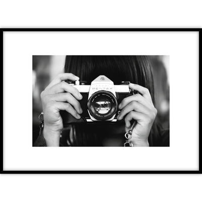 Poster met een fotoportret van een vrouw met een vintage Pentax camera.