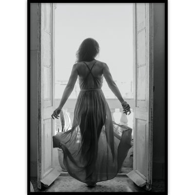Ingelijste poster van een vrouw voor een raam in zwart-wit.